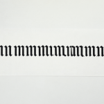 Texto negro sobre fondo blanco con la palabra mmmmmmmmmm escrita en tipografía gótica densa y espicada.