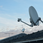 Antena Starlink instalada en un techo residencial bajo un cielo claro