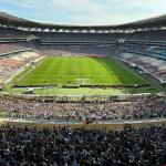 Estadio de fútbol con multitudes llenas