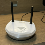 Imagen de un repetidor WiFi estándar en el interior de una habitación.
