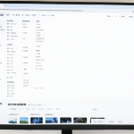 Monitor mostrando el sitio web de noticias EMOL con un diseño antiguo y espacios vacíos.