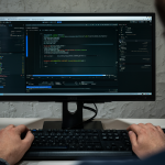 Usuario frustrado frente a una computadora mientras ejecuta un diagnóstico de velocidad de internet.