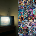 Imagen que compara un televisor antiguo solitario con una pantalla digital moderna llena de contenido.
