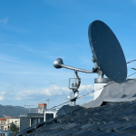 Plato de satélite Starlink en el exterior