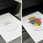 Dos impresoras trabajando simultáneamente para combinar texto negro y un escudo a color.