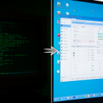 Comparación entre una pantalla de texto antigua y un sistema operativo moderno con ventanas e iconos.