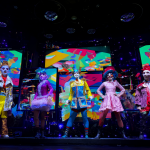 Personajes de The Amazing Digital Circus mirando pantallas con contenido filtrado