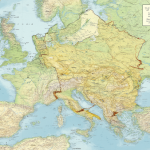 Infografía vertical mostrando la línea temporal de Francia con las sagas de Dumas superpuestas sobre cada siglo, el fondo es un mapa antiguo de Europa.