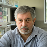 Retrato de Jacobo Grinberg en su laboratorio