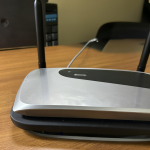 Router inalámbrico SR120 AC1200 sobre una mesa de madera
