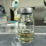 Vial de dimetilmercurio líquido en una campana de extracción