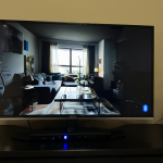 Vista de un televisor Android y una barra de sonido Logitech Z607 conectados por Bluetooth en una sala de estar.