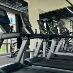Caminadora moderna en un gimnasio doméstico