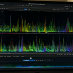 Captura de pantalla del reproductor MPC-BE mostrando la configuración de servicios y formas de onda de audio surround.
