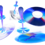 Representación visual de discos HD DVD, SACD y Blu-ray junto con láseres azul-violeta