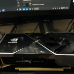 Una tarjeta gráfica NVIDIA GeForce RTX 3090 conectada a un ordenador con dos monitores, mostrando la interfaz del software ComfyUI.