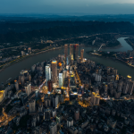 Vista nocturna del skyline de Chongqing mostrando su verticalidad.