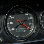 Vista detallada del dial de un velocímetro que muestra ambas unidades de velocidad.