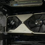 Una tarjeta gráfica RTX 3090 conectada a una pantalla que muestra la interfaz de carga de modelos de visión.