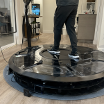 Caminadora VR en un interior iluminado con una persona usando la plataforma.