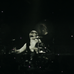 Foto oscura y atmosférica de New Order tocando