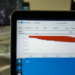 Pantalla de una laptop mostrando el gráfico de rendimiento con la barra de disco saturada al máximo.