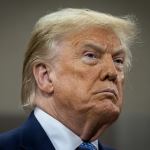 Donald Trump mirando hacia un símbolo de prohibición sobre una papeleta electoral.