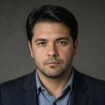 Retrato de Fernando Villegas mirando al frente