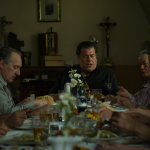 Grupo de personas en un almuerzo religioso con una persona incómoda al lado.