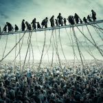 Contraste visual entre la élite y el resto de la humanidad conectados por cadenas del sistema