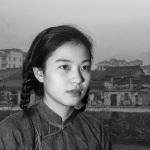 Retrato en blanco y negro de Hu Xianhua contra un fondo urbano de los años 80.