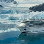 Vista del crucero Témpano IV en un entorno glacial