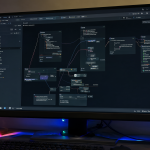 Una estación de trabajo con un monitor mostrando el software ComfyUI y una iluminación ambiental RGB reflejada en la pantalla.