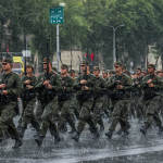 Parada militar en medio de una tormenta