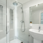 Foto de un interior de baño con una ducha abierta, ilustrando la rutina de higiene.