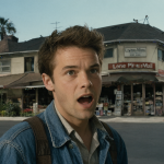 Marty McFly parado frente a su casa en 1985 y el Lone Pine Mall