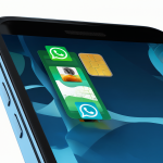 Smartphone con dos tarjetas SIM visibles y dos iconos de WhatsApp en la pantalla
