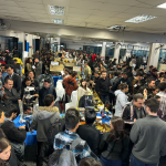 Vista panorámica de la Feria Inacap con stands de tecnología y personas networking