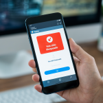 Smartphone mostrando un mensaje de error rojo de PayPal