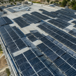 Panels solares instalados sobre un tejado con cámara de aire visible