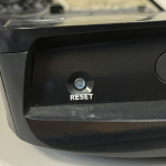 Router Movistar con el botón RESET destacado y resaltado