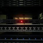 Rack de servidores mostrando un switch Ethernet Cisco comprometido