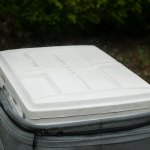 Una nevera portátil de plástico blanco en el exterior bajo la lluvia.