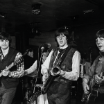 Fotografía en blanco y negro de The Beatles tocando en el Cavern Club en 1962.