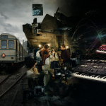 Una composición artística que combina un tren metropolitano, músicos de los ochenta y formas abstractas de sintetizadores en un entorno urbano gris.