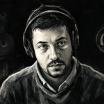 Retrato de Alan Lucero trabajando en su estudio de producción.
