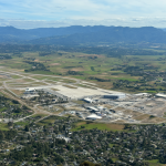 Foto panorámica del exterior del aeropuerto.