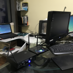 Imagen detallada de una configuración de escritorio remoto con un computador, un portátil y un switch conectados a un router Movistar.