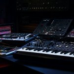 Equipamiento de sintetizadores analógicos en un estudio de música