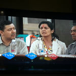 Estudio de noticias con los logotipos de TVN y Chilevisión